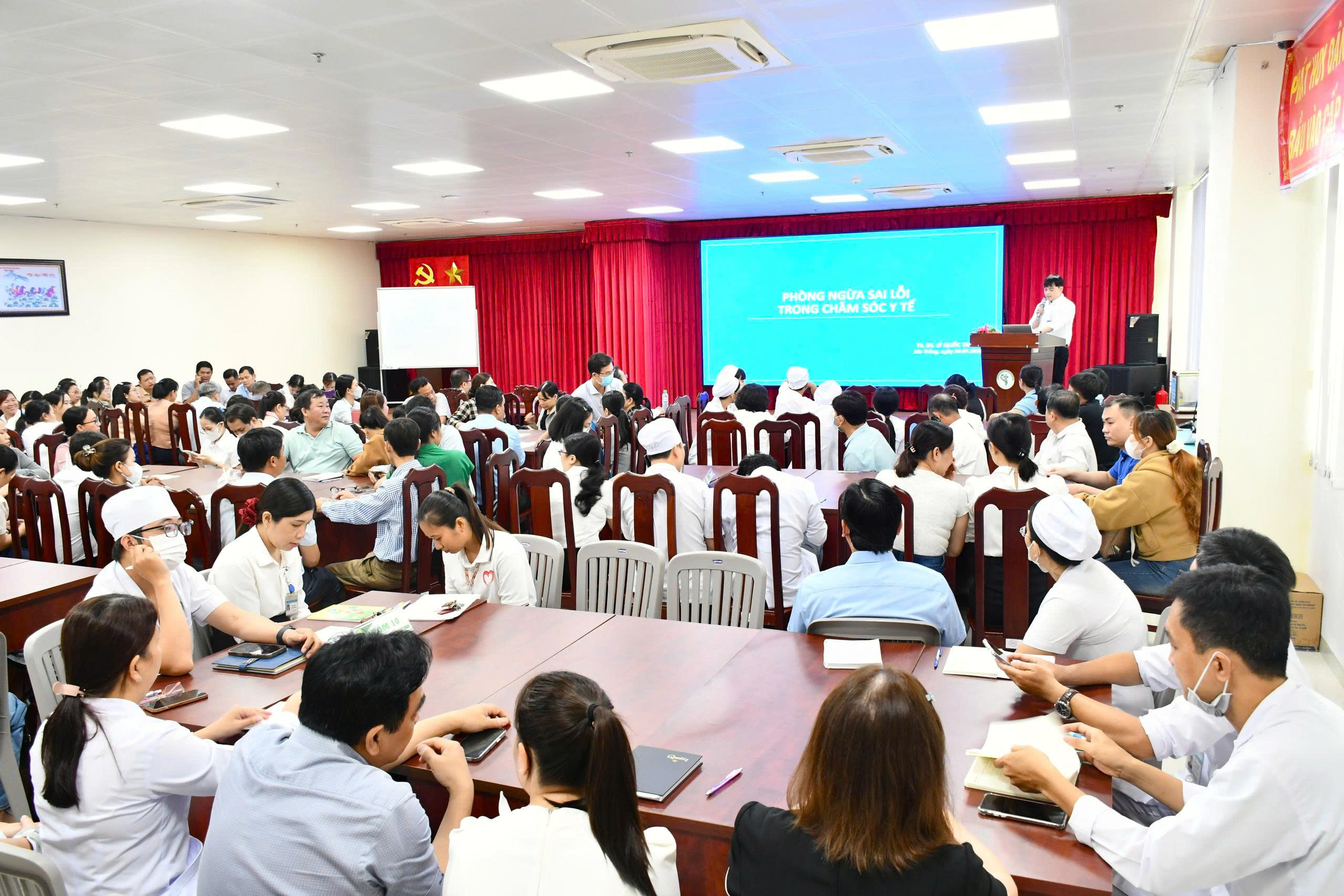 HỘI THẢO CHUYÊN ĐỀ "PHÒNG NGỪA SAI LỖI TRONG CHĂM SÓC Y TẾ"