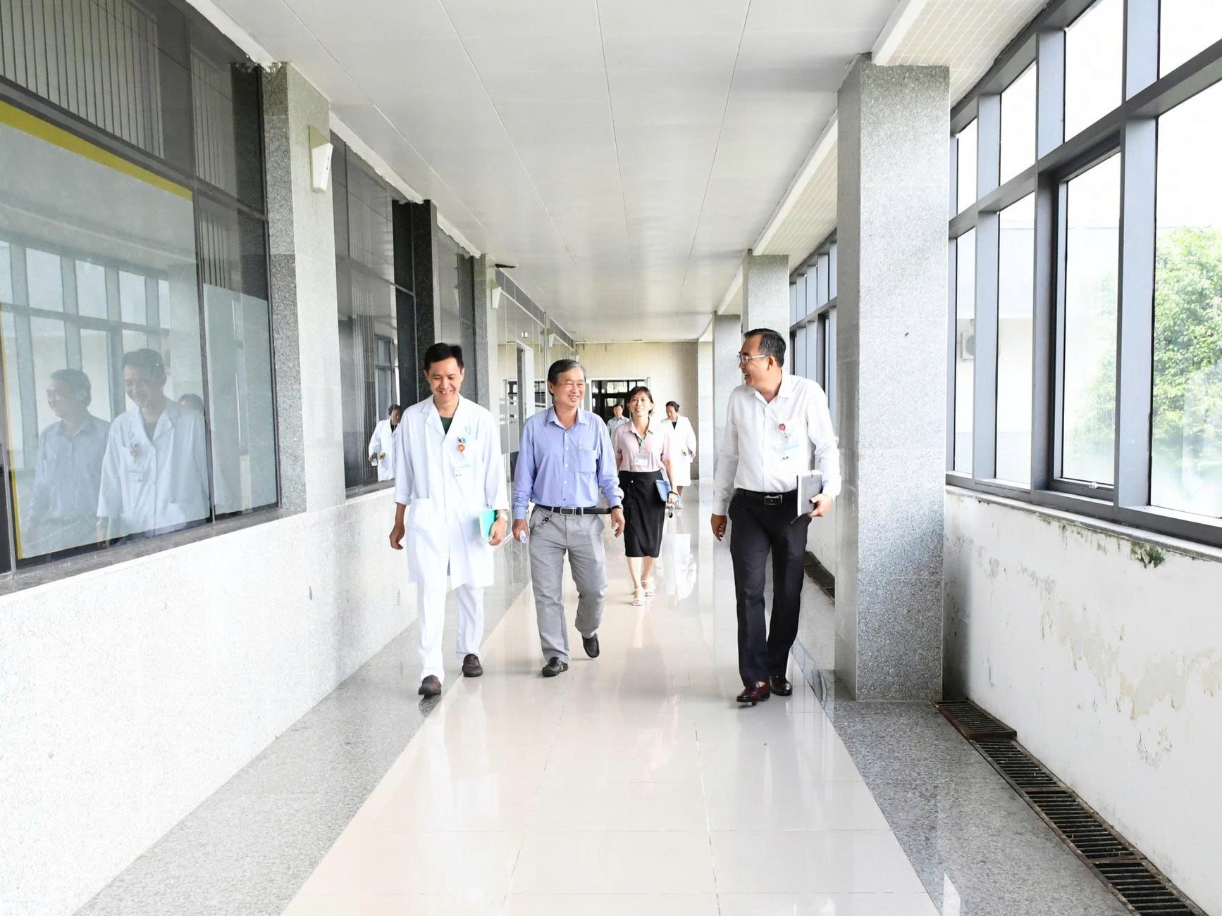 ĐẠI DIỆN SỞ Y TẾ TP. CẦN THƠ KIỂM TRA TÌNH HÌNH ĐIỀU TRỊ, PHÒNG CHỐNG SỐT XUẤT HUYẾT