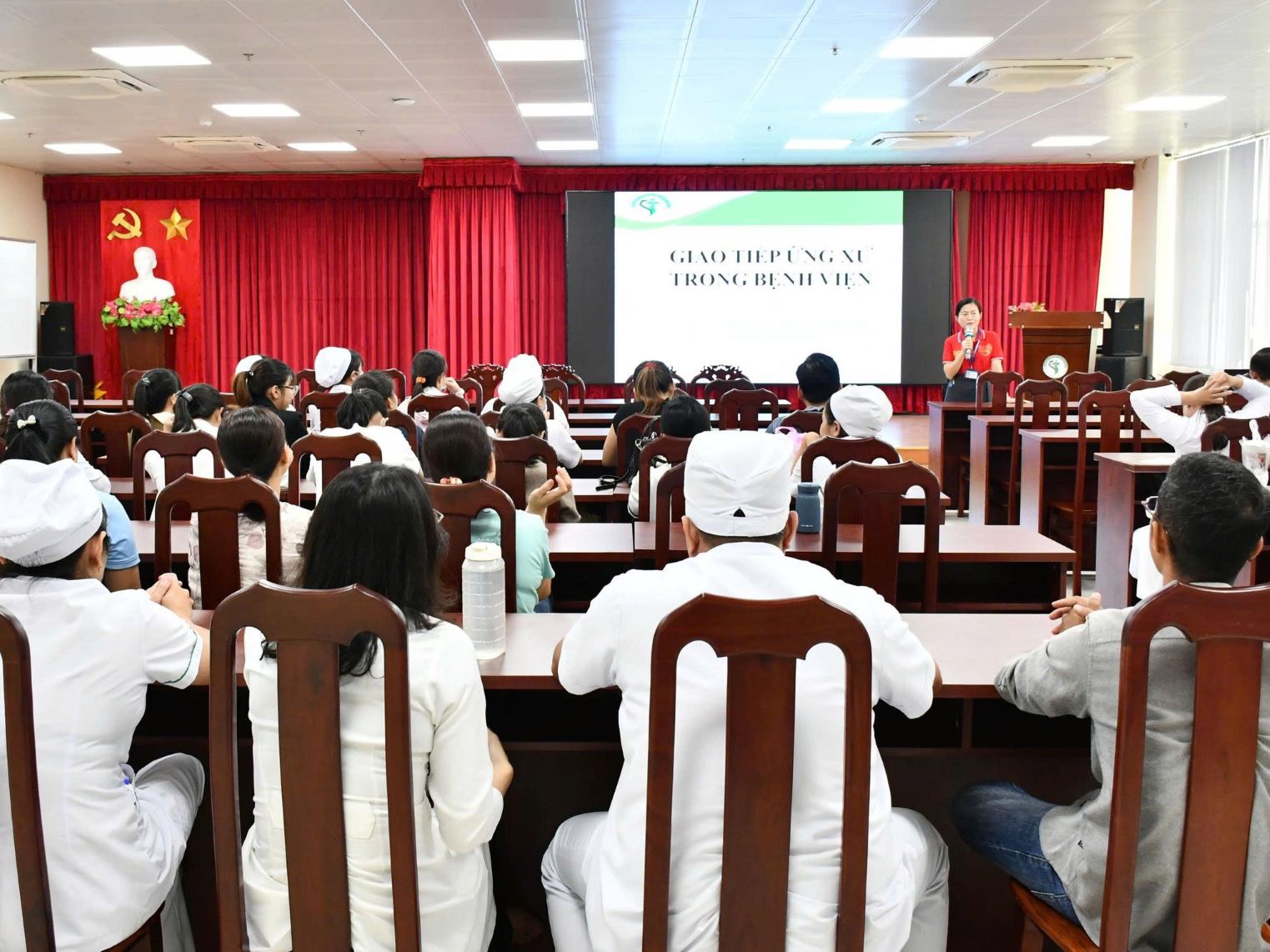 TẬP HUẤN “GIAO TIẾP, ỨNG XỬ TRONG MÔI TRƯỜNG Y TẾ” NĂM 2025 