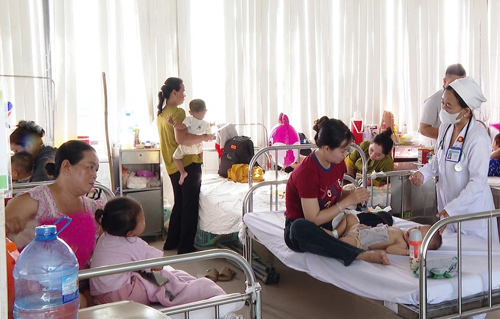 [TIN BÁO CHÍ] GIA TĂNG CA MẮC SỐT XUẤT HUYẾT VÀ TAY CHÂN MIỆNG Ở TRẺ EM 