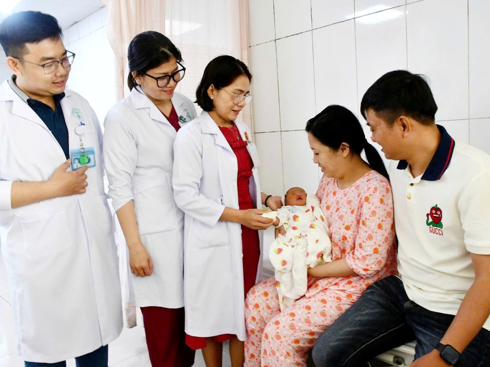 [TIN BÁO CHÍ] MANG NIỀM VUI ĐẾN VỢ CHỒNG HIẾM MUỘN BẰNG KỸ THUẬT IUI