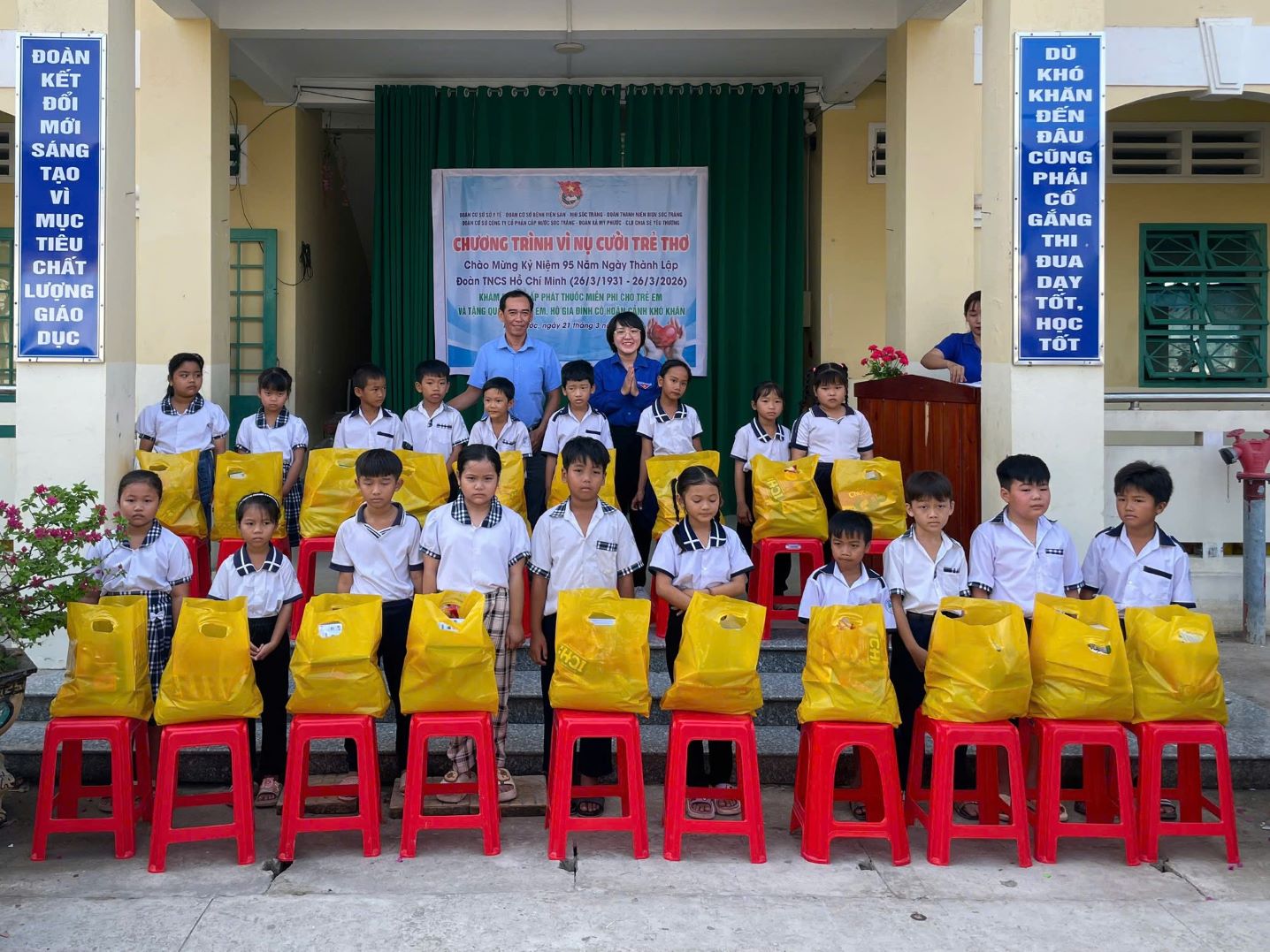 ĐOÀN THANH NIÊN CHUNG TAY TỔ CHỨC CHƯƠNG TRÌNH “VÌ NỤ CƯỜI TRẺ THƠ”