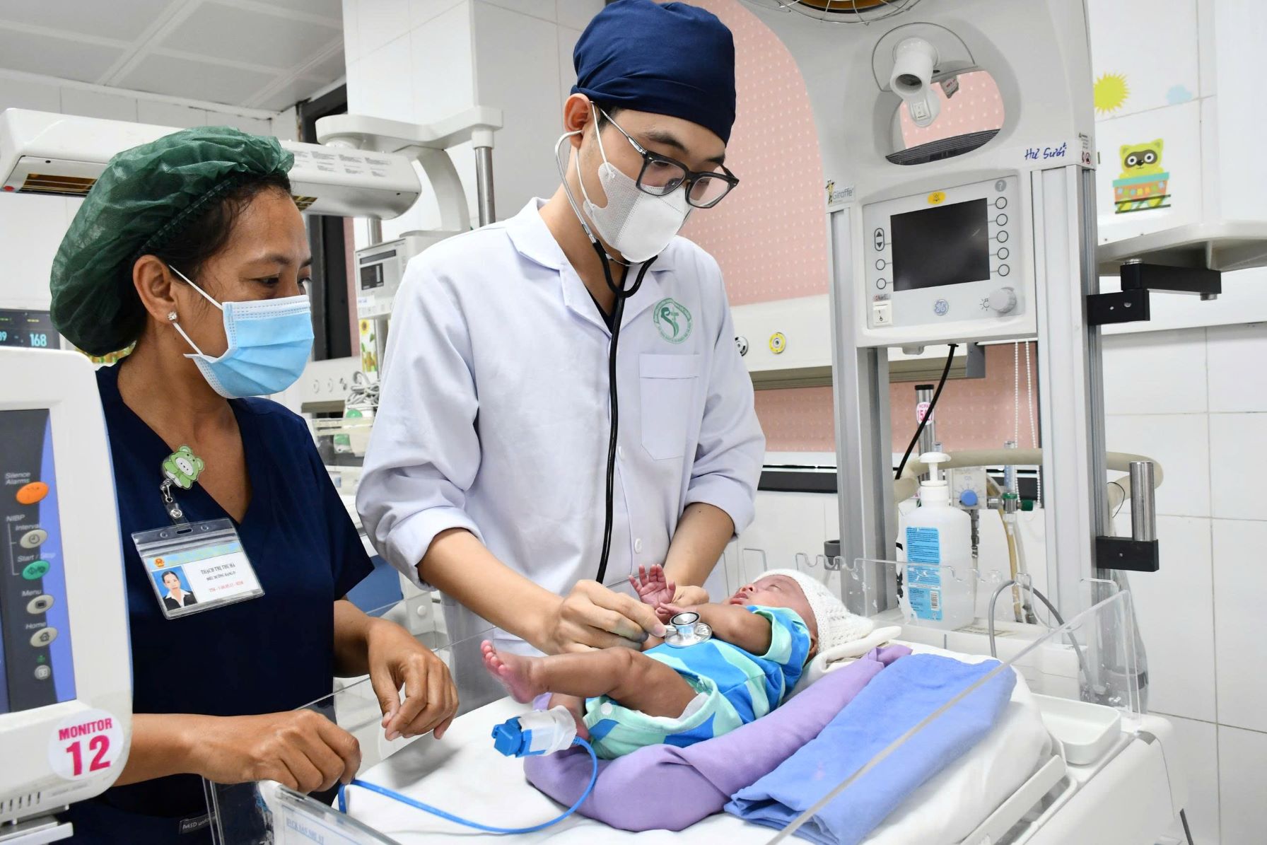 ĐIỀU TRỊ THÀNH CÔNG BÉ TRAI SINH CỰC NON NẶNG 800 GRAM