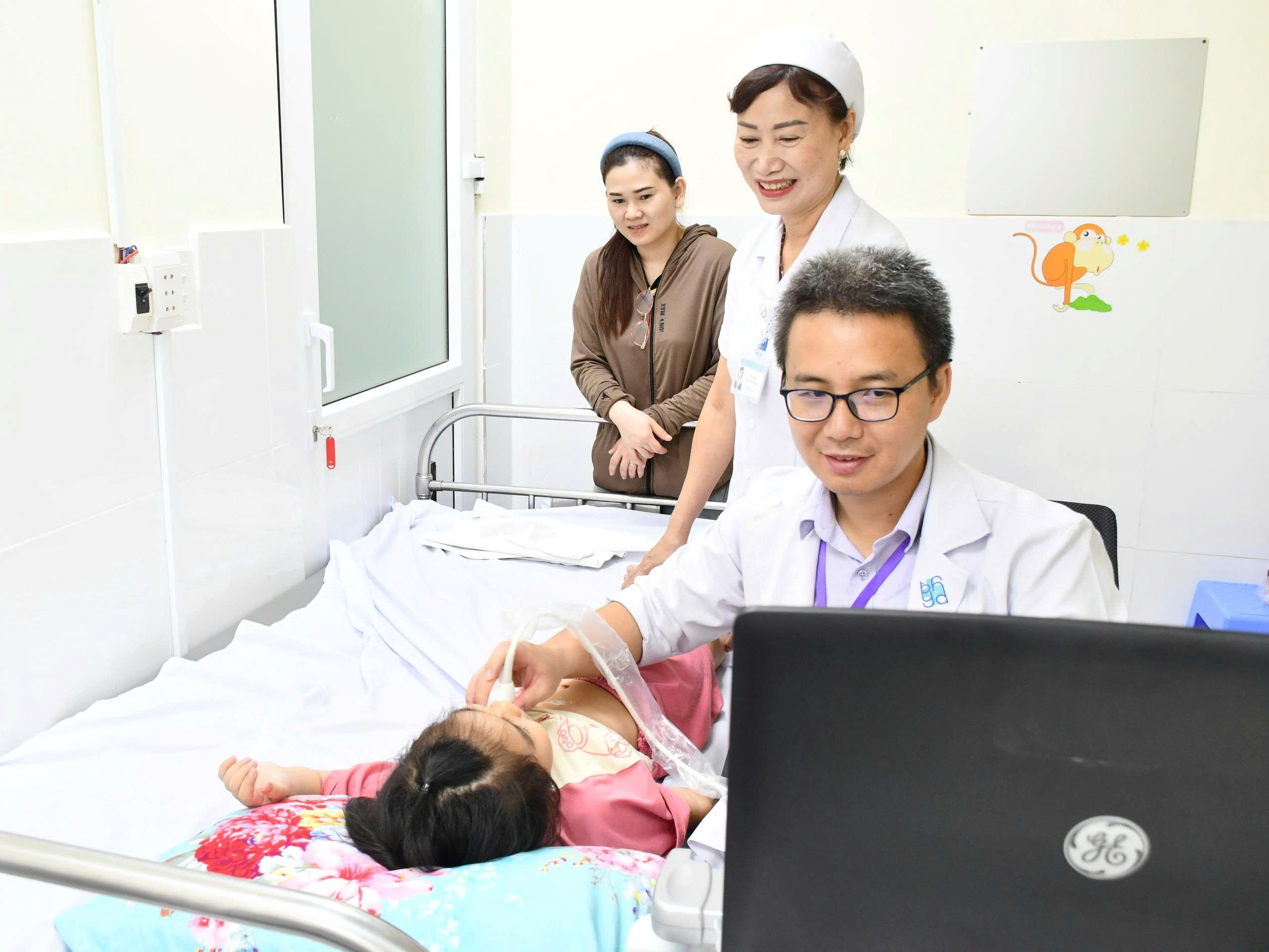 HƠN 130 TRẺ EM ĐƯỢC KHÁM SÀNG LỌC BỆNH TIM MIỄN PHÍ TẠI BỆNH VIỆN SẢN - NHI SÓC TRĂNG  