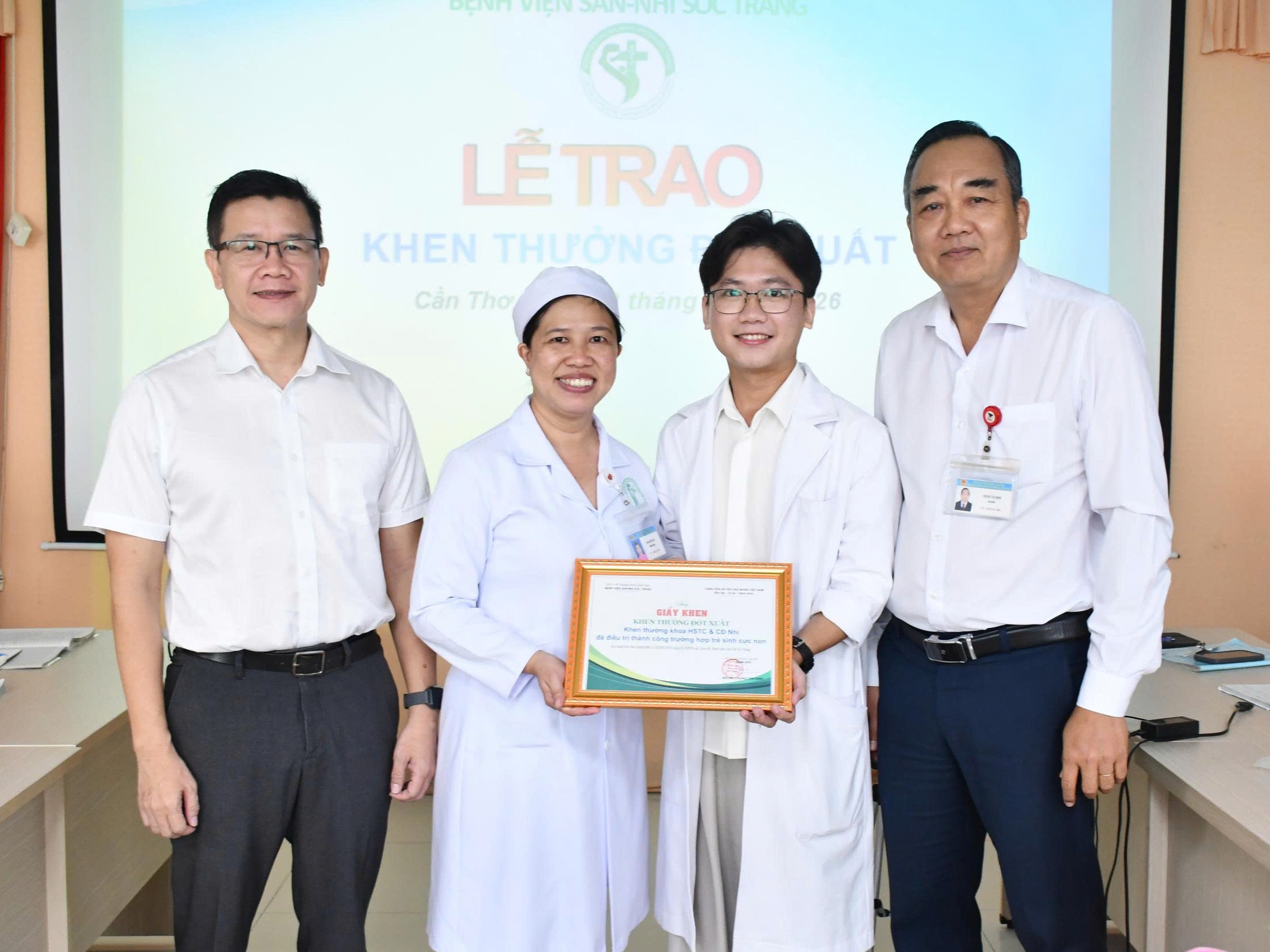 KHEN THƯỞNG ĐỘT XUẤT Ê-KÍP ĐIỀU TRỊ THÀNH CÔNG TRẺ SINH CỰC NON 800 GRAM