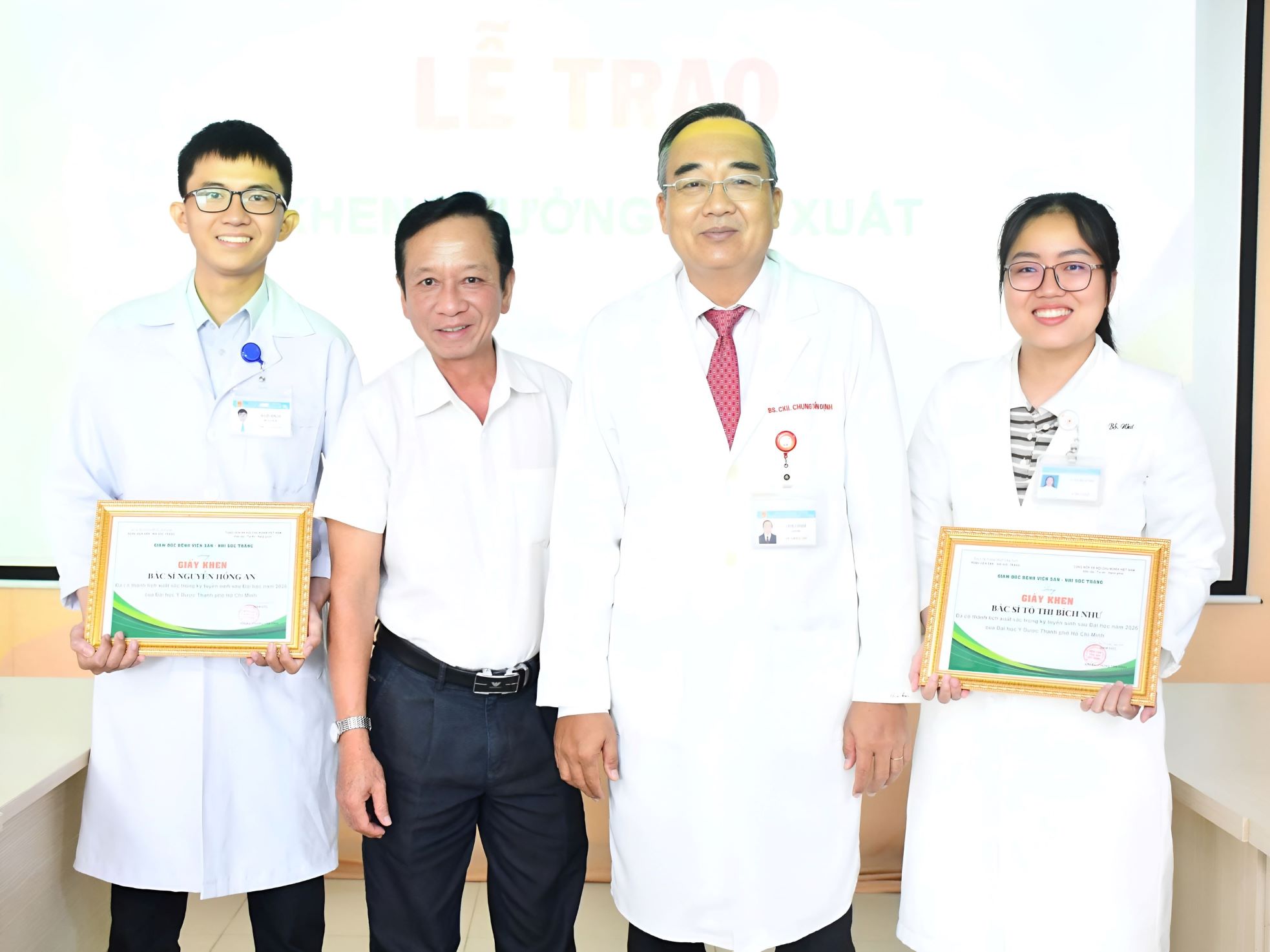KHEN THƯỞNG ĐỘT XUẤT 02 BÁC SĨ ĐẠT THÀNH TÍCH XUẤT SẮC TRONG KỲ TUYỂN SINH SAU ĐẠI HỌC 
