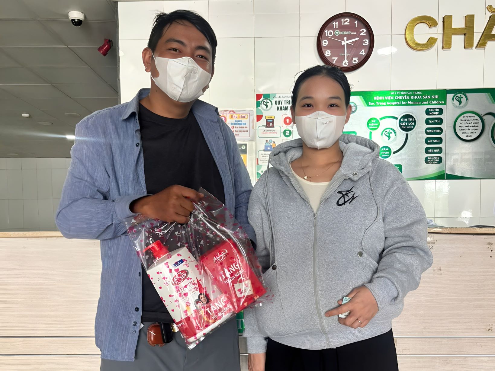 MẸ BẦU VUI NHẬN QUÀ TỪ LẦN ĐẦU KHÁM THAI TẠI SẢN NHI SÓC TRĂNG